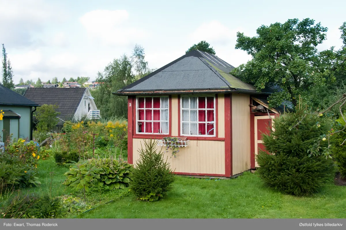 Borregaards kolonihage, Opsund i Sarpsborg 2012. Hytte nr. 3.

Det var i 1925 at Ellen Wessel, kona til generaldirektøren ved Borregaard, tok initiativ til å anlegge kolonihage på Opsund i Sarpsborg. Kolonihagehyttene skulle være for Borregaards ansatte. Borregaard leide ut tomt, og ga gjerde rundt eiendommen, samt anla veier og vannledning. Det ble bygd 29 hytter på området som var 11 mål stort.  1928 var alle hyttene ferdigbygd. Hyttene hadde to størrelser, 11 og 14 km2, de største var for funksjonærer og de minste for arbeidere. Hver parsell var på 240 km2. 