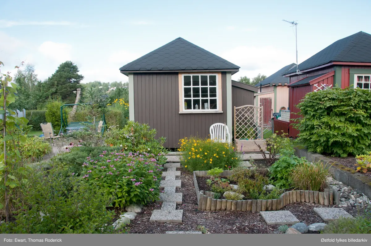 Borregaards kolonihage, Opsund i Sarpsborg 2012.

Det var i 1925 at Ellen Wessel, kona til generaldirektøren ved Borregaard, tok initiativ til å anlegge kolonihage på Opsund i Sarpsborg. Kolonihagehyttene skulle være for Borregaards ansatte. Borregaard leide ut tomt, og ga gjerde rundt eiendommen, samt anla veier og vannledning. Det ble bygd 29 hytter på området som var 11 mål stort.  1928 var alle hyttene ferdigbygd. Hyttene hadde to størrelser, 11 og 14 km2, de største var for funksjonærer og de minste for arbeidere. Hver parsell var på 240 km2. 