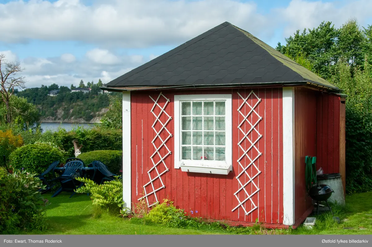 Borregaards kolonihage, Opsund i Sarpsborg 2012.

Det var i 1925 at Ellen Wessel, kona til generaldirektøren ved Borregaard, tok initiativ til å anlegge kolonihage på Opsund i Sarpsborg. Kolonihagehyttene skulle være for Borregaards ansatte. Borregaard leide ut tomt, og ga gjerde rundt eiendommen, samt anla veier og vannledning. Det ble bygd 29 hytter på området som var 11 mål stort.  1928 var alle hyttene ferdigbygd. Hyttene hadde to størrelser, 11 og 14 km2, de største var for funksjonærer og de minste for arbeidere. Hver parsell var på 240 km2. 