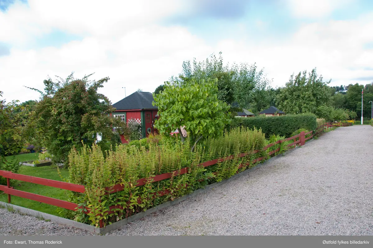 Borregaards kolonihage, Opsund i Sarpsborg 2012.

Det var i 1925 at Ellen Wessel, kona til generaldirektøren ved Borregaard, tok initiativ til å anlegge kolonihage på Opsund i Sarpsborg. Kolonihagehyttene skulle være for Borregaards ansatte. Borregaard leide ut tomt, og ga gjerde rundt eiendommen, samt anla veier og vannledning. Det ble bygd 29 hytter på området som var 11 mål stort.  1928 var alle hyttene ferdigbygd. Hyttene hadde to størrelser, 11 og 14 km2, de største var for funksjonærer og de minste for arbeidere. Hver parsell var på 240 km2. 