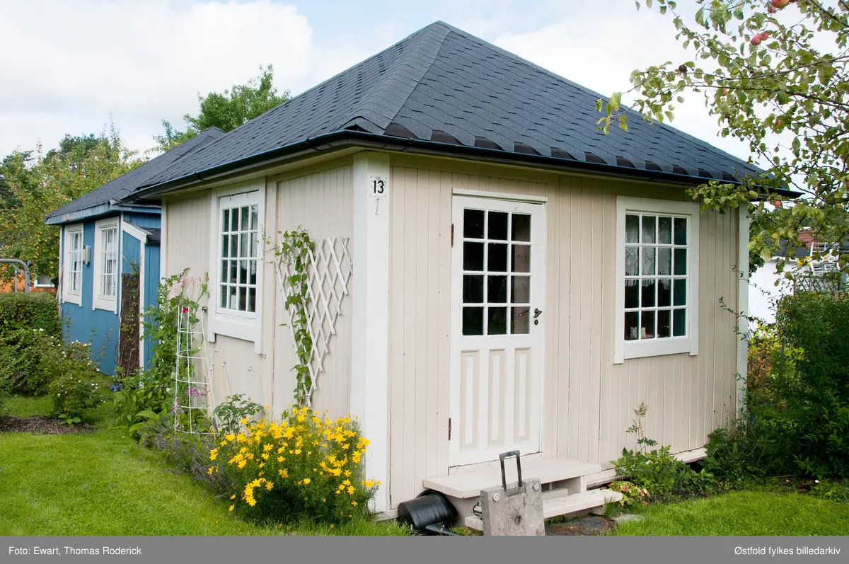 Borregaards kolonihage, Opsund i Sarpsborg 2012. Hytte nr. 13.

Det var i 1925 at Ellen Wessel, kona til generaldirektøren ved Borregaard, tok initiativ til å anlegge kolonihage på Opsund i Sarpsborg. Kolonihagehyttene skulle være for Borregaards ansatte. Borregaard leide ut tomt, og ga gjerde rundt eiendommen, samt anla veier og vannledning. Det ble bygd 29 hytter på området som var 11 mål stort.  1928 var alle hyttene ferdigbygd. Hyttene hadde to størrelser, 11 og 14 km2, de største var for funksjonærer og de minste for arbeidere. Hver parsell var på 240 km2. 