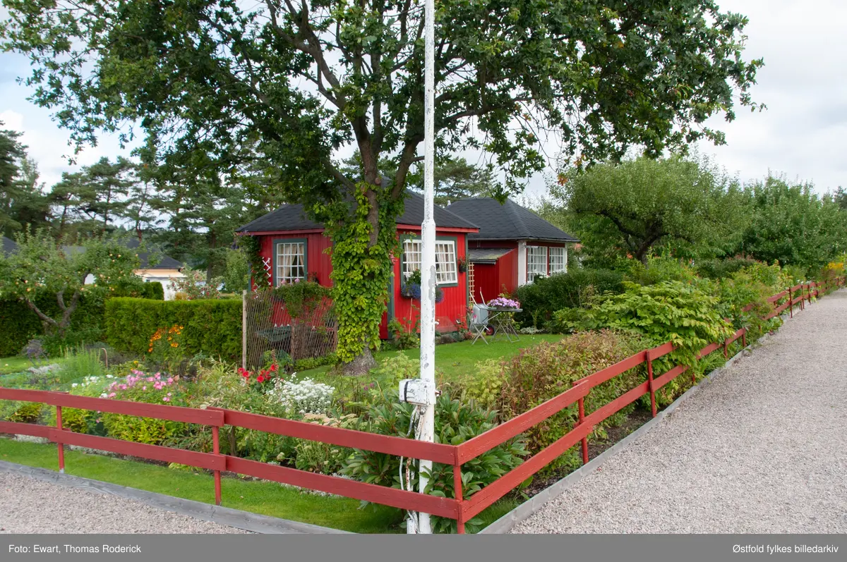 Borregaards kolonihage, Opsund i Sarpsborg 2012.

Det var i 1925 at Ellen Wessel, kona til generaldirektøren ved Borregaard, tok initiativ til å anlegge kolonihage på Opsund i Sarpsborg. Kolonihagehyttene skulle være for Borregaards ansatte. Borregaard leide ut tomt, og ga gjerde rundt eiendommen, samt anla veier og vannledning. Det ble bygd 29 hytter på området som var 11 mål stort.  1928 var alle hyttene ferdigbygd. Hyttene hadde to størrelser, 11 og 14 km2, de største var for funksjonærer og de minste for arbeidere. Hver parsell var på 240 km2. 