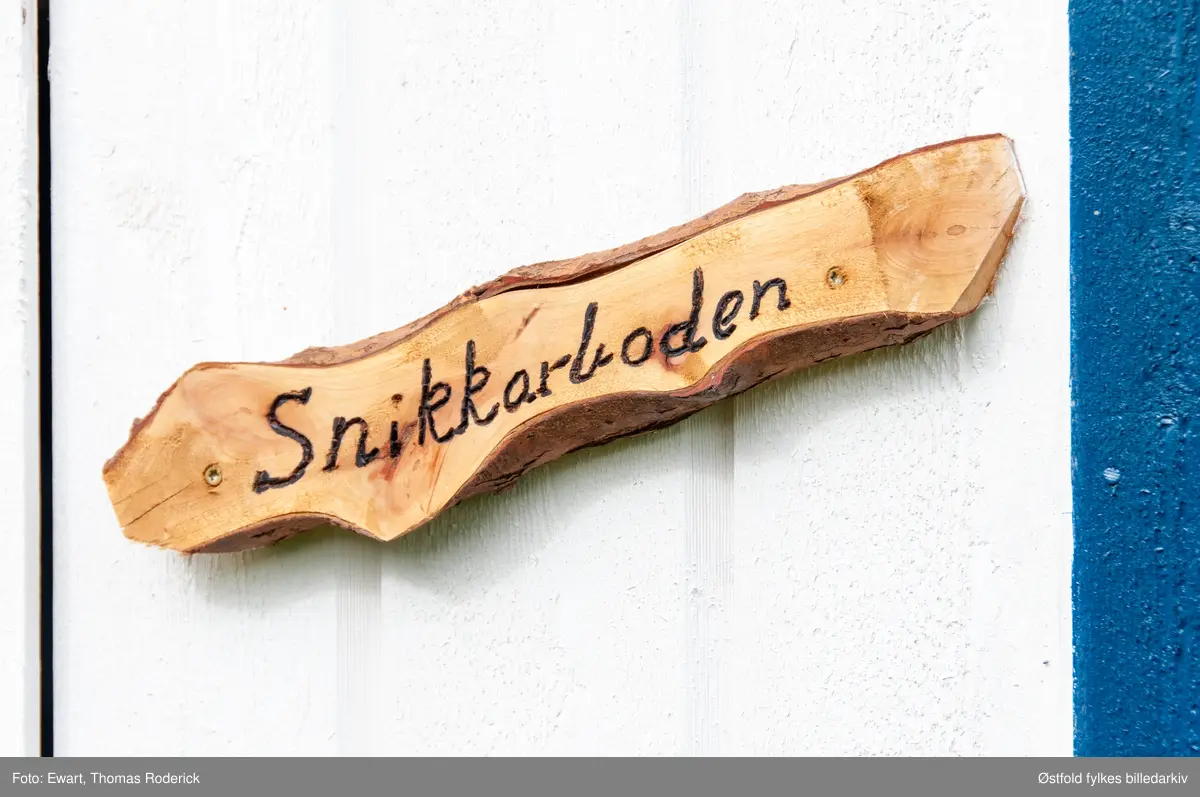 Borregaards kolonihage, Opsund i Sarpsborg 2012.

Det var i 1925 at Ellen Wessel, kona til generaldirektøren ved Borregaard, tok initiativ til å anlegge kolonihage på Opsund i Sarpsborg. Kolonihagehyttene skulle være for Borregaards ansatte. Borregaard leide ut tomt, og ga gjerde rundt eiendommen, samt anla veier og vannledning. Det ble bygd 29 hytter på området som var 11 mål stort.  1928 var alle hyttene ferdigbygd. Hyttene hadde to størrelser, 11 og 14 km2, de største var for funksjonærer og de minste for arbeidere. Hver parsell var på 240 km2. 