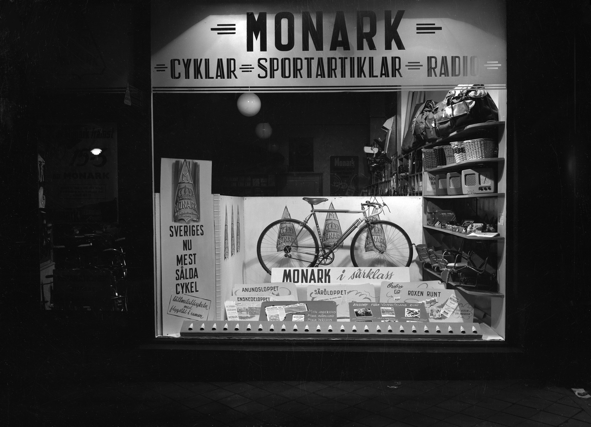 Monark i Linköping, med ett brett sortiment jämte cyklar och cykeltillbehör.