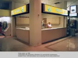 Förberedelser inför öppnandet av Stockholm 18 i varuhuset NK:s servicecentrum. Elisabeth Green i informationsdisken (vars kortsida låg mitt emot själva postkontoret.