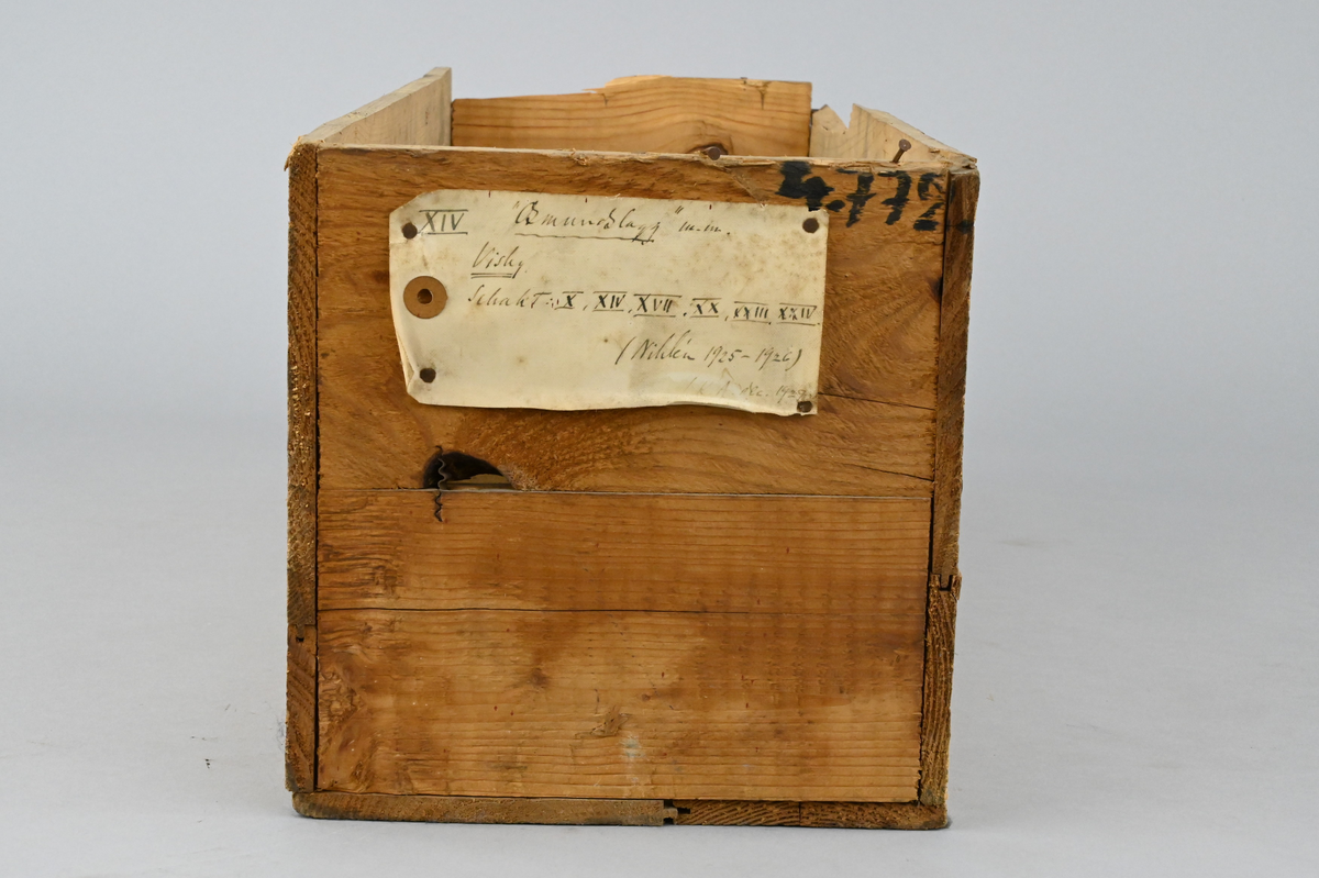 Osmundslagg och diverse prover. I sockerlåda märkt XIV, separat packat i cigarraskar mm.
Omfattar schakt X, XIV, XVII, XX, XXIII, XXIV.
Även märkt "(Nihlén 1925 - 1926) / K.A. dec 1927"