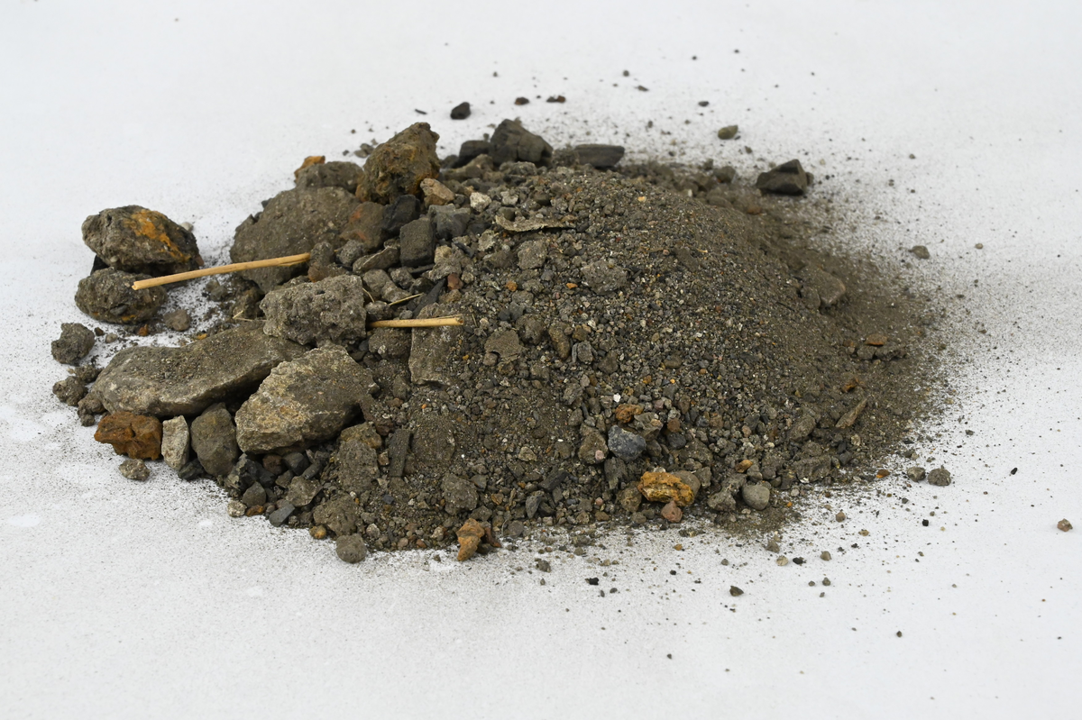 Jordprov under 0-75 m. (Nihléns undersökningar, Smedjegatan 10, schakt I)
Storlek upp till 30 mm. Sammanlagd vikt 210 g.