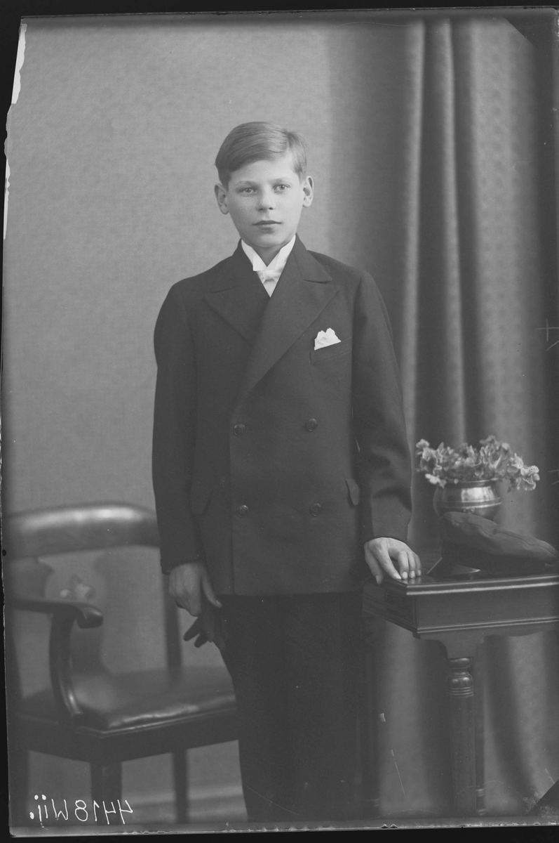 Fotografering beställd av Gösta Grandell. Föreställer sannolikt Gösta August Emil Grandell (1914-2007) bosatt på Karlsdal 5. Konfirmation.