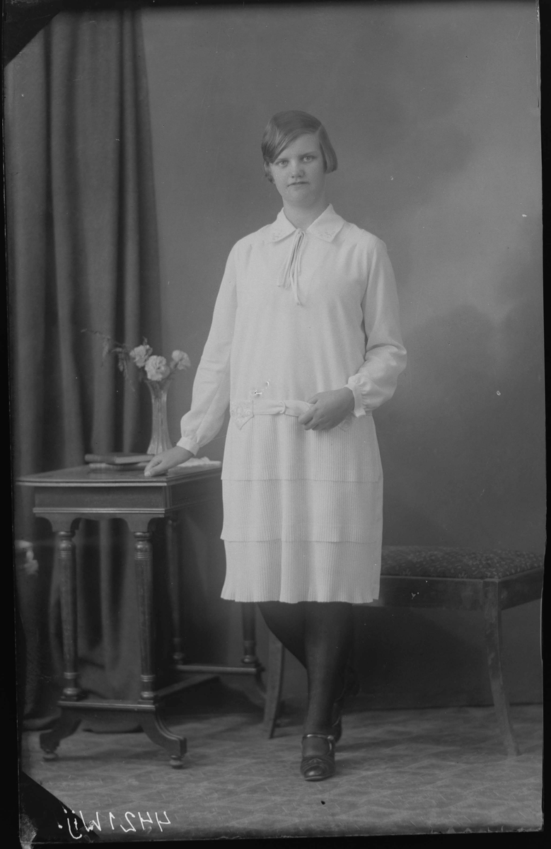 Fotografering beställd av Mary Åberg och Anna-Lisa Johansson i Västerås. Kan föreställa Ella Mary Johansson (1914-2007) som var fosterdotter hos en familj Åberg. Ej närmare identifierad. Konfirmation.