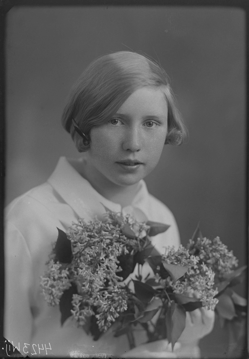 Fotografering beställd av Inga Johansson. Föreställer Inga Maria Johansson (1914-2011). Gifte sig Alsed. Konfirmation.