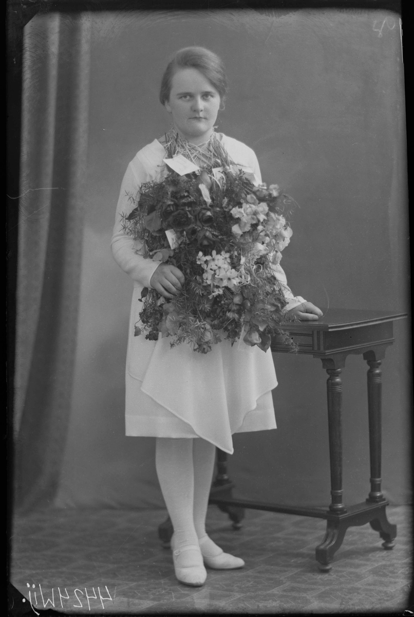 Fotografering beställd av Maria Lagerström. Hon är ej identifierad. Konfirmation.