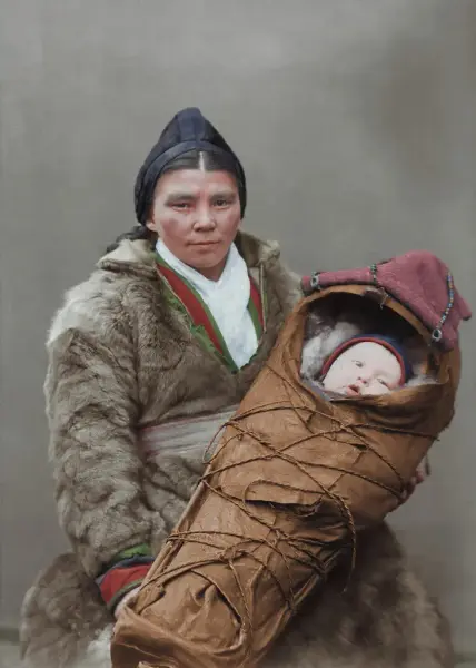 Kvinne og baby i sørsamiske klede