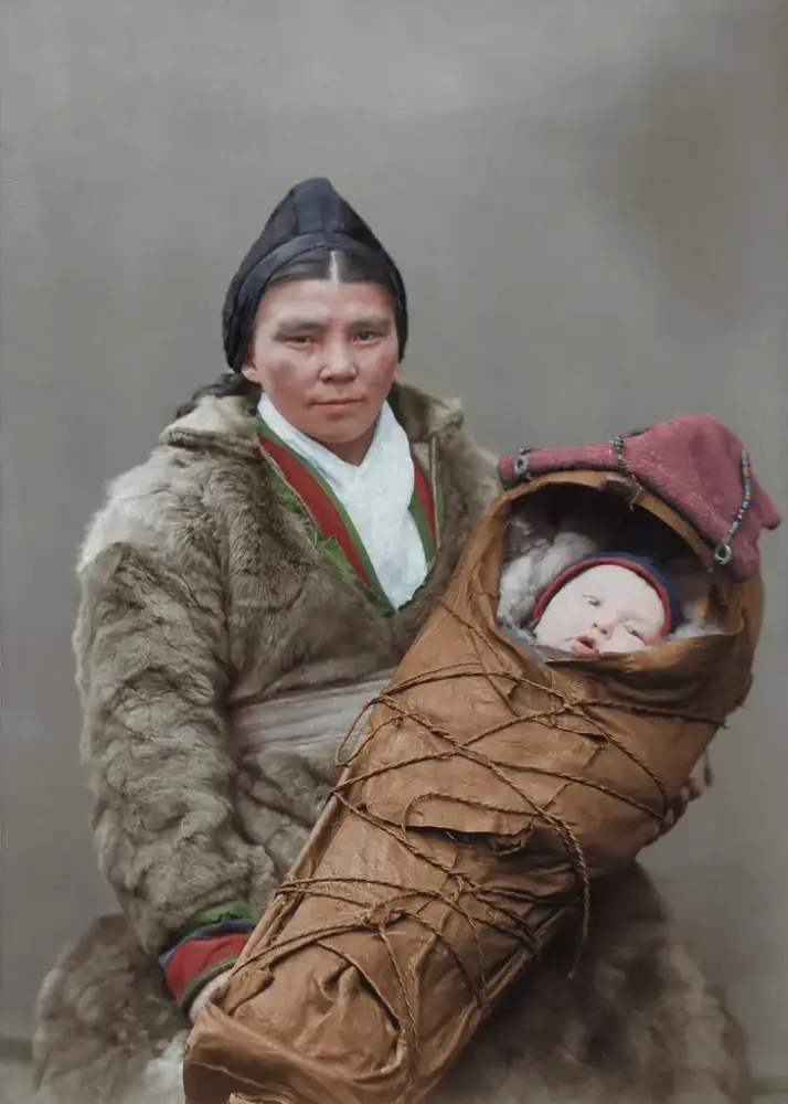 Kvinne og baby i sørsamiske klede