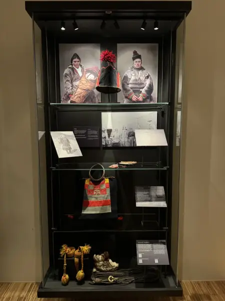 Bilete av monteret med gjenstandar og foto