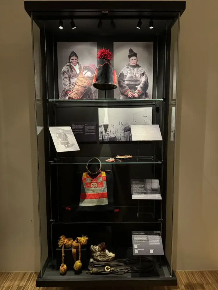 Bilete av monteret med gjenstandar og foto