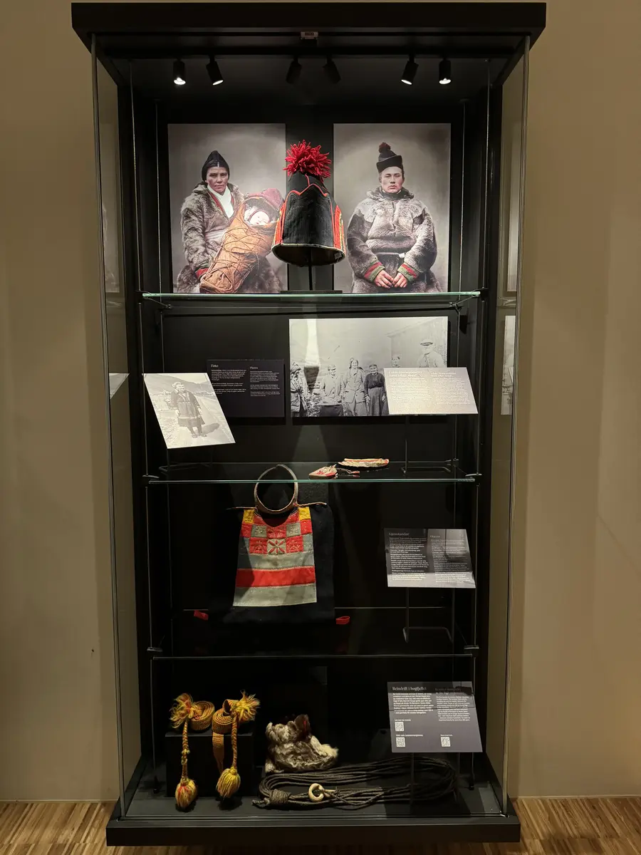 Bilete av monteret med gjenstandar og foto