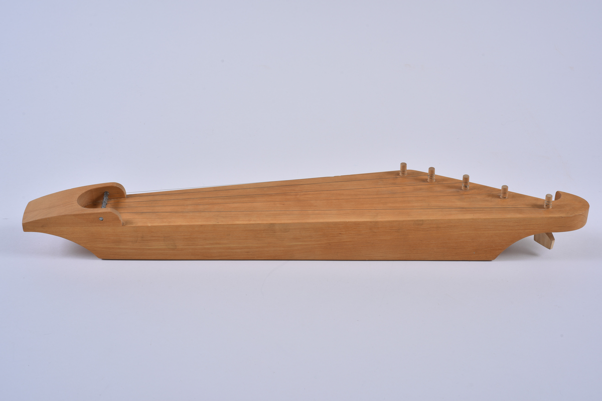 Femstrengs kantele skåret ut av ett stykke tre.