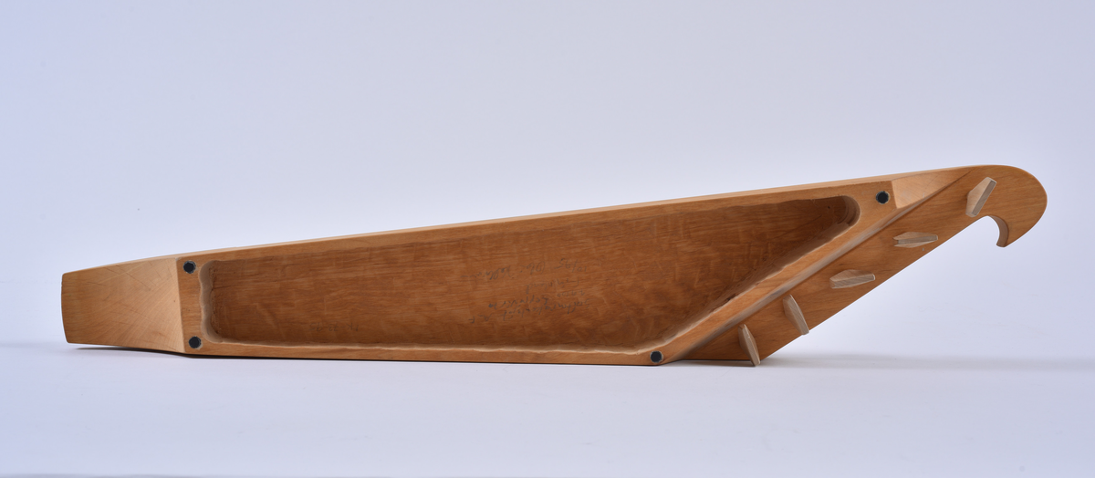 Femstrengs kantele skåret ut av ett stykke tre.
