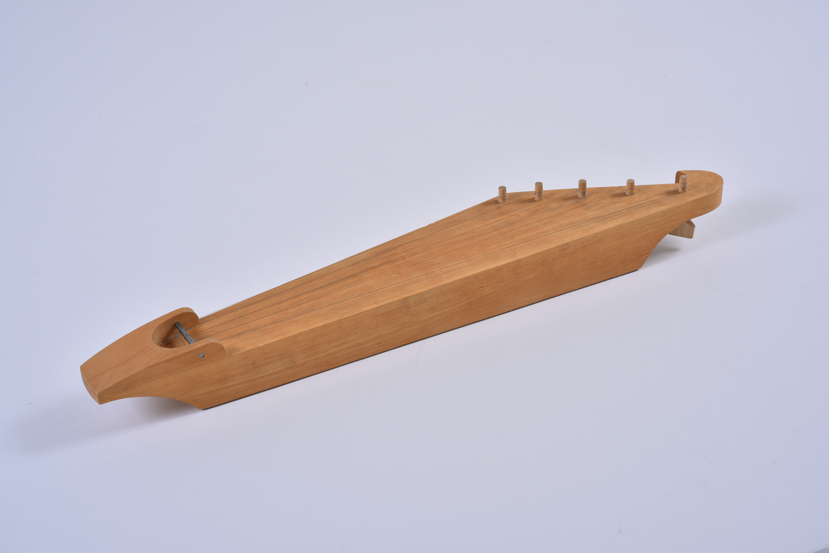 Femstrengs kantele skåret ut av ett stykke tre.