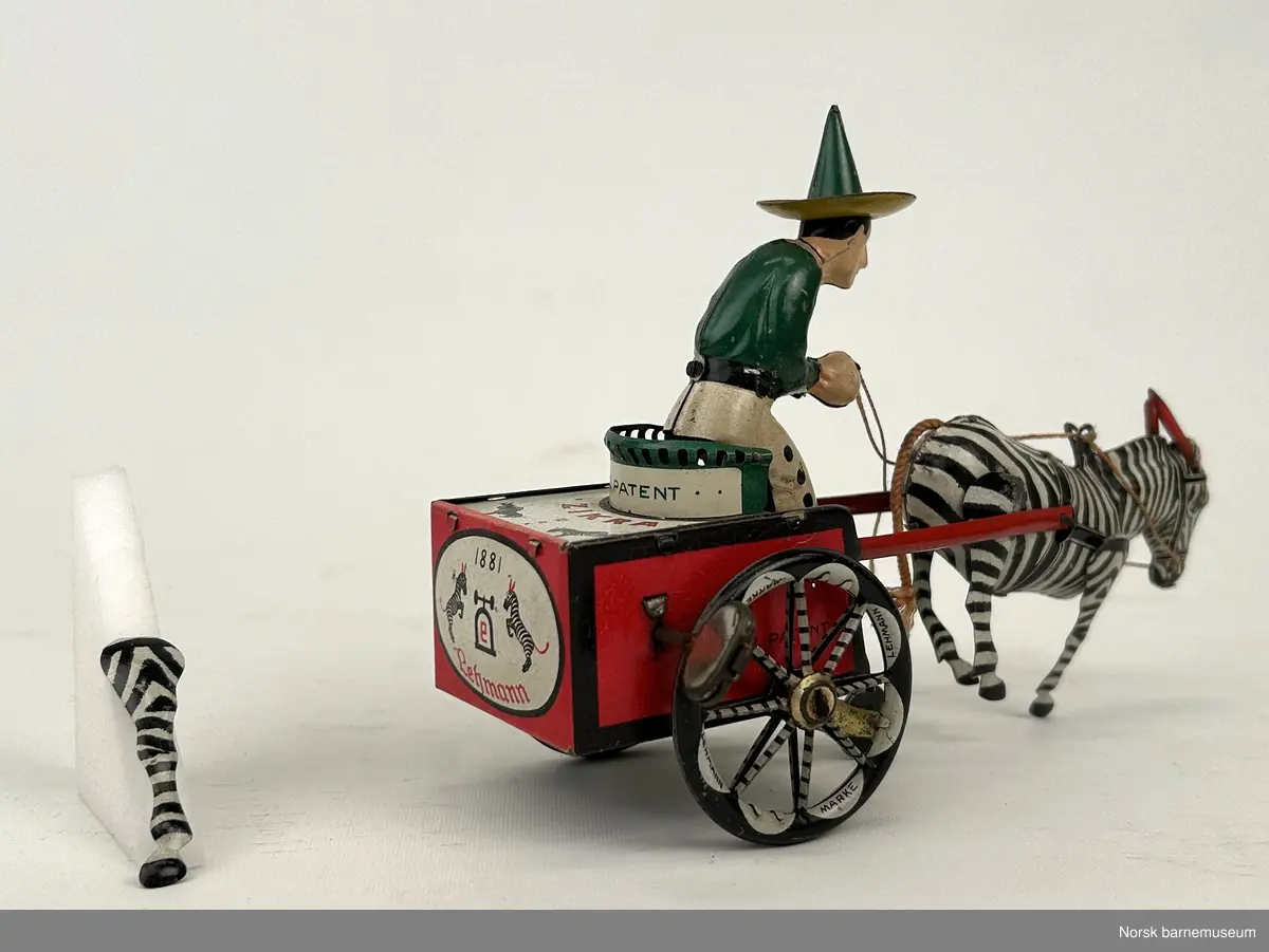 En mann med sombrero sitter på en vogn som blir dratt av en zebra.