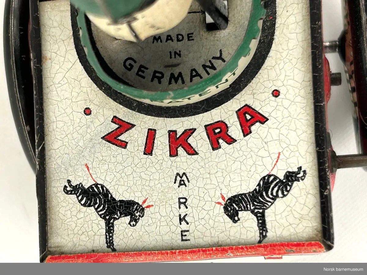 En mann med sombrero sitter på en vogn som blir dratt av en zebra.
