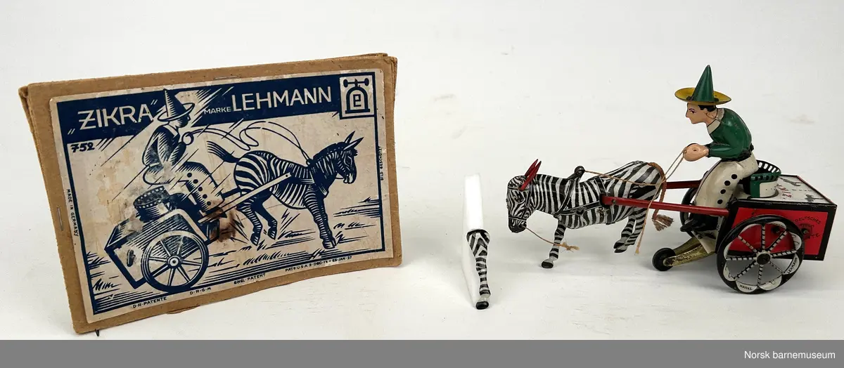 En mann med sombrero sitter på en vogn som blir dratt av en zebra.