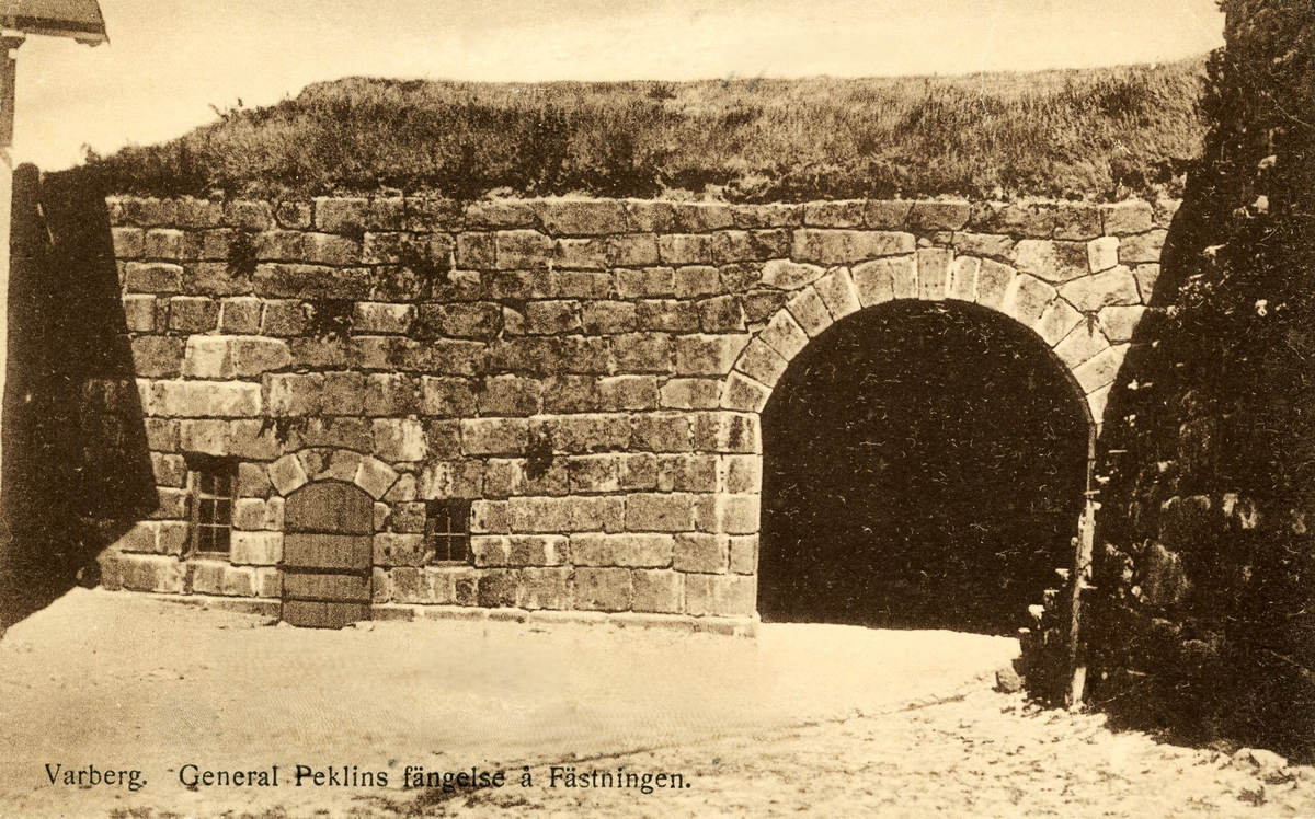 Vykort, "General Peklins fängelse å Fästningen". Det finns en skröna om att generalmajoren Carl Fredrik Pechlin (1720-1796), som dog på Varbergs fästning, skulle ha suttit i källarhålan dit den lilla porten på bilden leder. Sanningen är att hans tid (1792-1796) som "bekännelsefånge" på fästningen var mer bekväm. Han fick bo i Kommendanthuset och ha både betjänt och ett par av sina pigor från sitt gods Ålhult i Småland till att passa upp honom. Han tilläts även gå ner till staden. Långt fram i tiden blev han namngivare till "Pechlins gränd" i södra delen av centralorten Varberg. En minnesplatta på torget söder om kyrkan utmärker hans gravplats, som påträffades invid dåvarande kyrkogårdsmuren först 1858.

Pechlin var med all säkerhet en av de främsta konspiratörerna bakom mordet på Gustav III, men detta förnekade han. Han dömdes av Högsta domstolen att insättas på bekännelse, alltså att hållas fängslad till han bekände, först på Karlstens och därefter på Varbergs fästning, där han förblev till sin död.