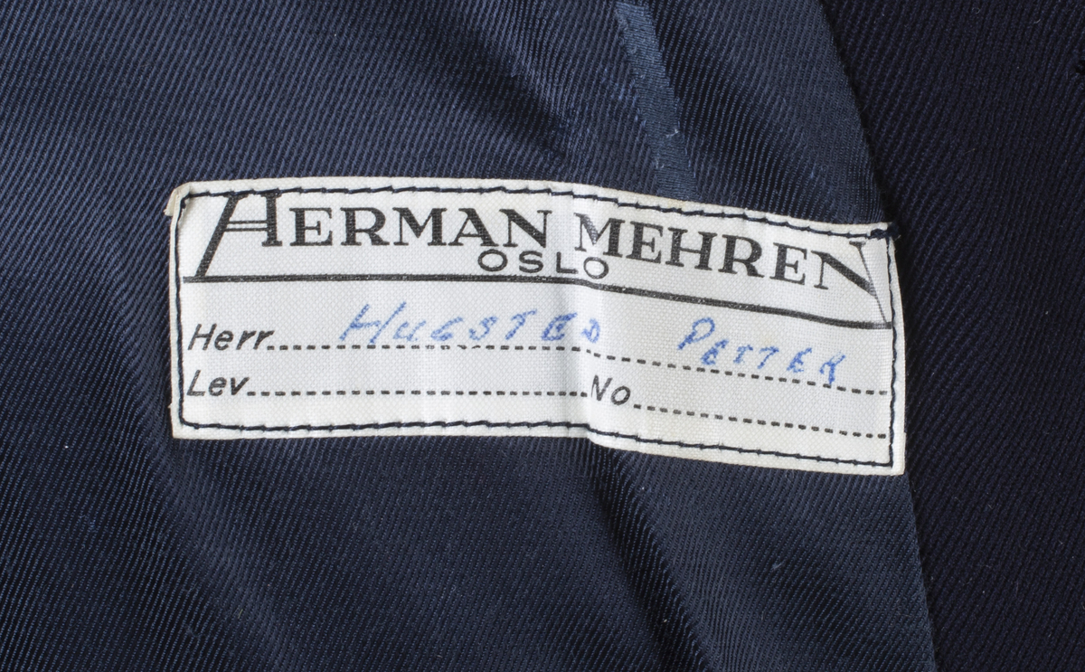 Representasjonsdressjakke fra vinterolympiaden i St Moritz 1948. Knepping foran med 5 knapper, 2 vanlige lommer og 2 brystlommer.
