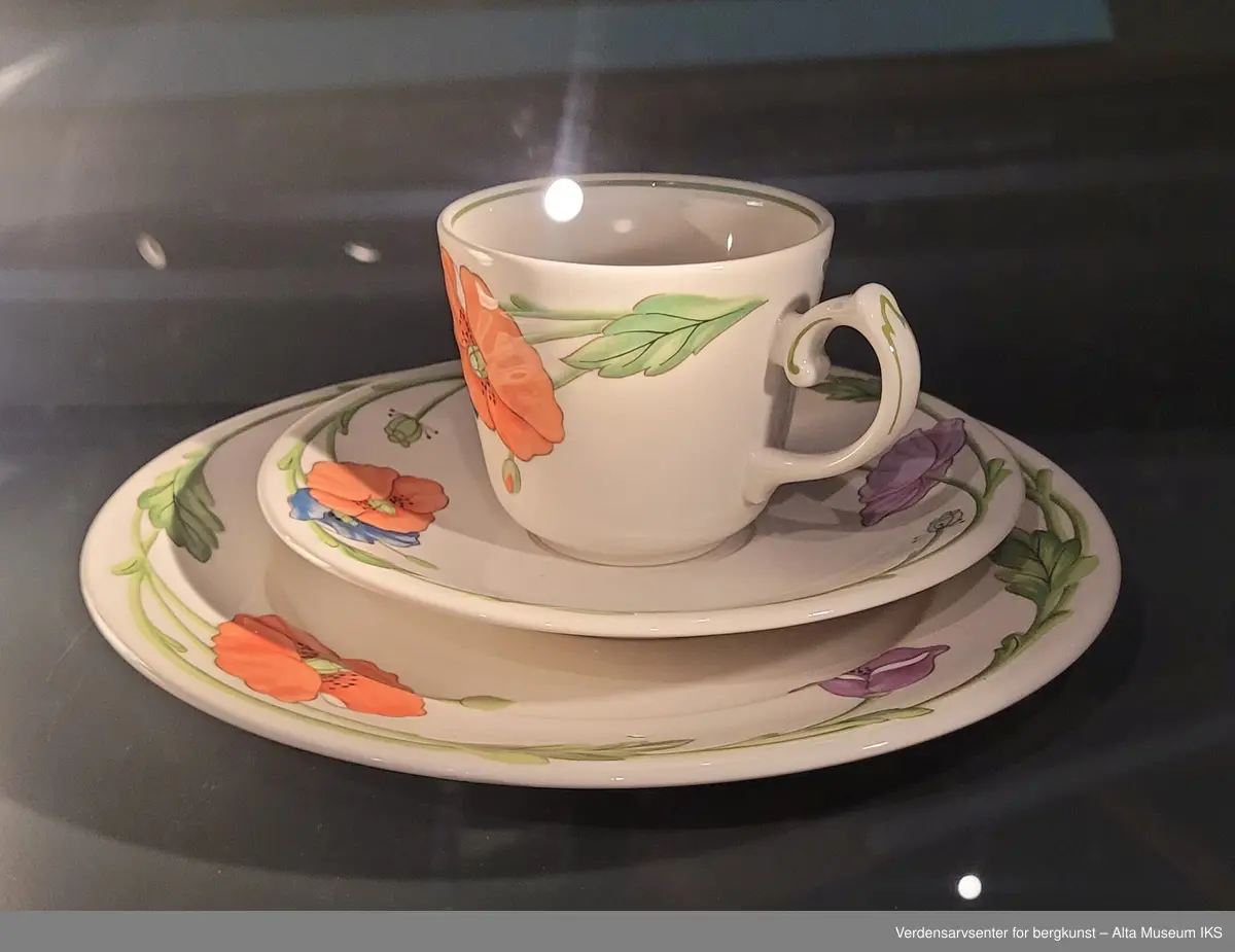 Blomstermønstret kaffeservise med kopp, tefat og fat.