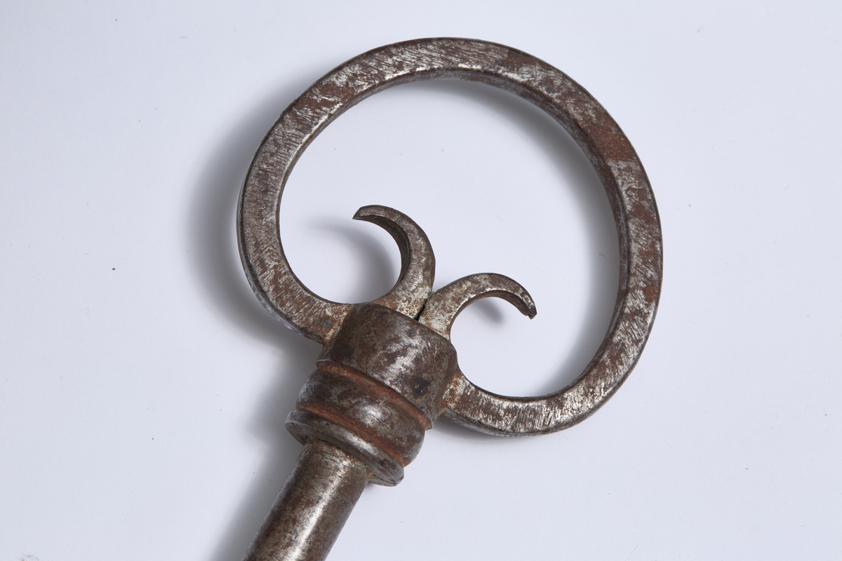 Stabburslås med nøkkel og beslag.

a) lås
b) nøkkel
c) beslag