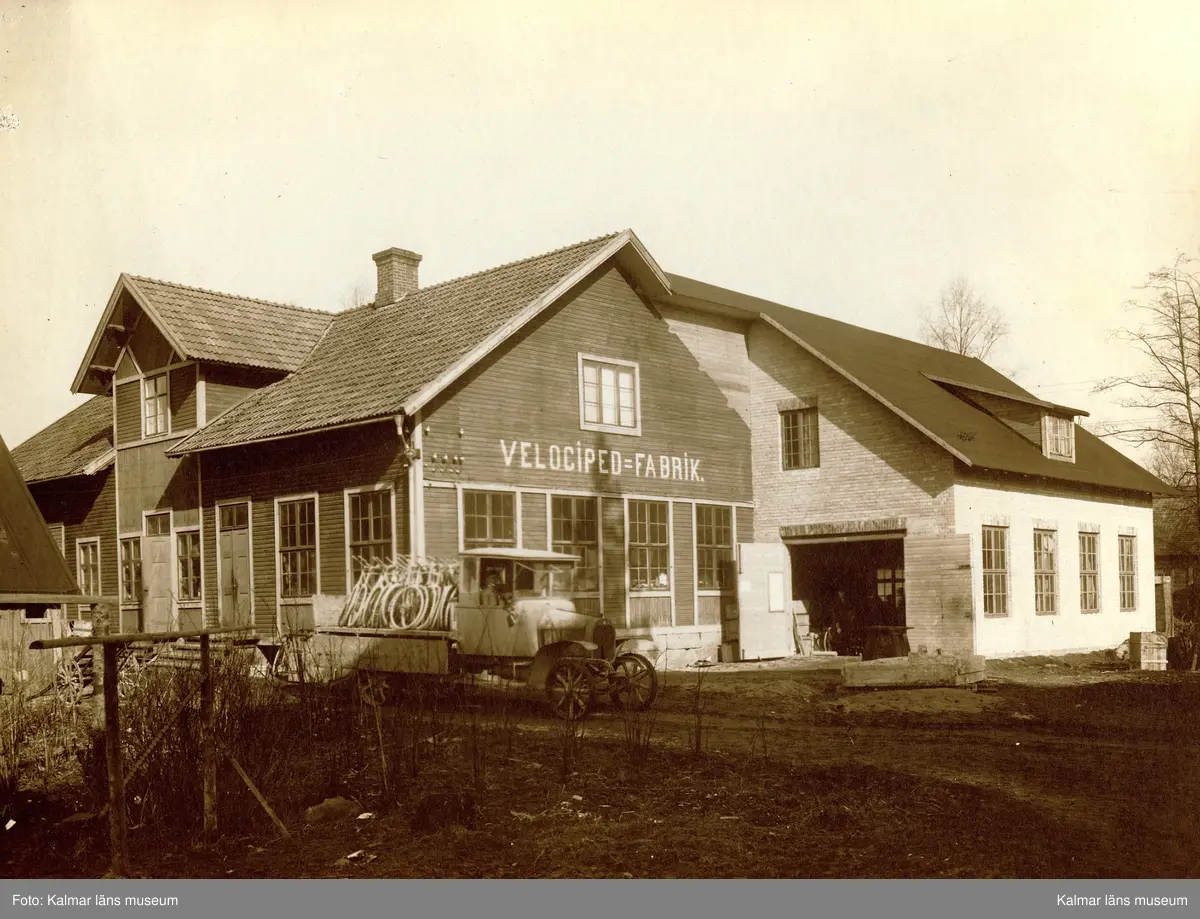 KLM 46944. Skylt. Rektangulär emaljskylt med svart bakgrund och gul text. 

Bild 2-3 (Tekniska museet): fabriken i Emmaboda samt anställda vid fabriken.