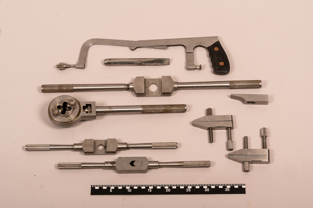 Verktøysamlingen består av ulike typer verktøy som skaft til sag, klemmer, gjengemateriell etc.