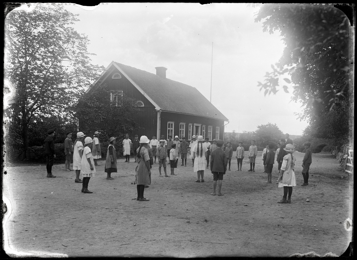 Skolklass leker på skolgården