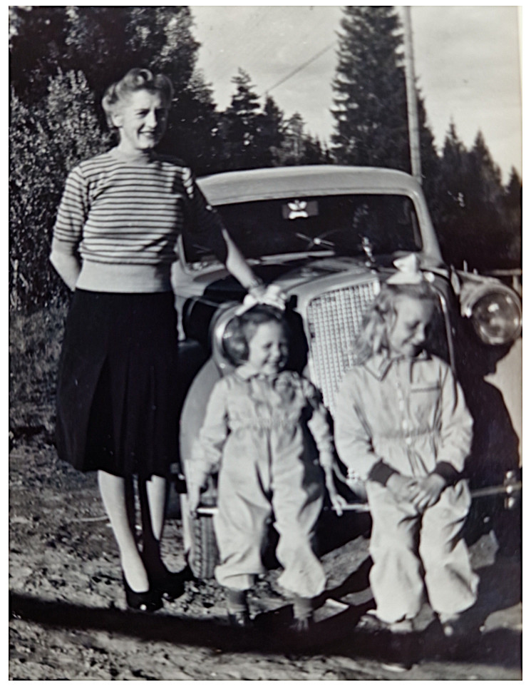 Mor Ingerid (Rønning) Høvik med barn
Sidsel Bjørg og Lill Wenche Høvik
