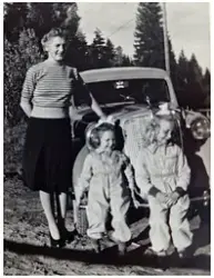 Mor Ingerid (Rønning) Høvik med barn
Sidsel Bjørg og Lill Wenche Høvik