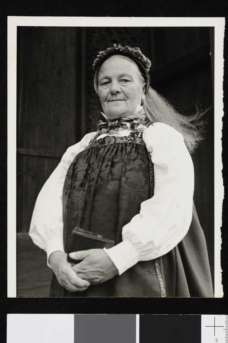 Portrett i halvfigur av en kvinne i bunad.