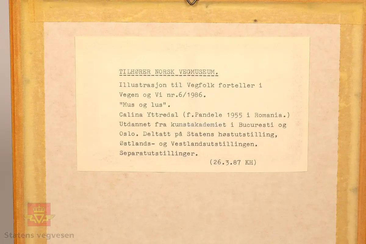 3 kunstneriske bilde av personer i eldre hus.. Bildene sitter i enkle tre-bilderamme med glass. 
