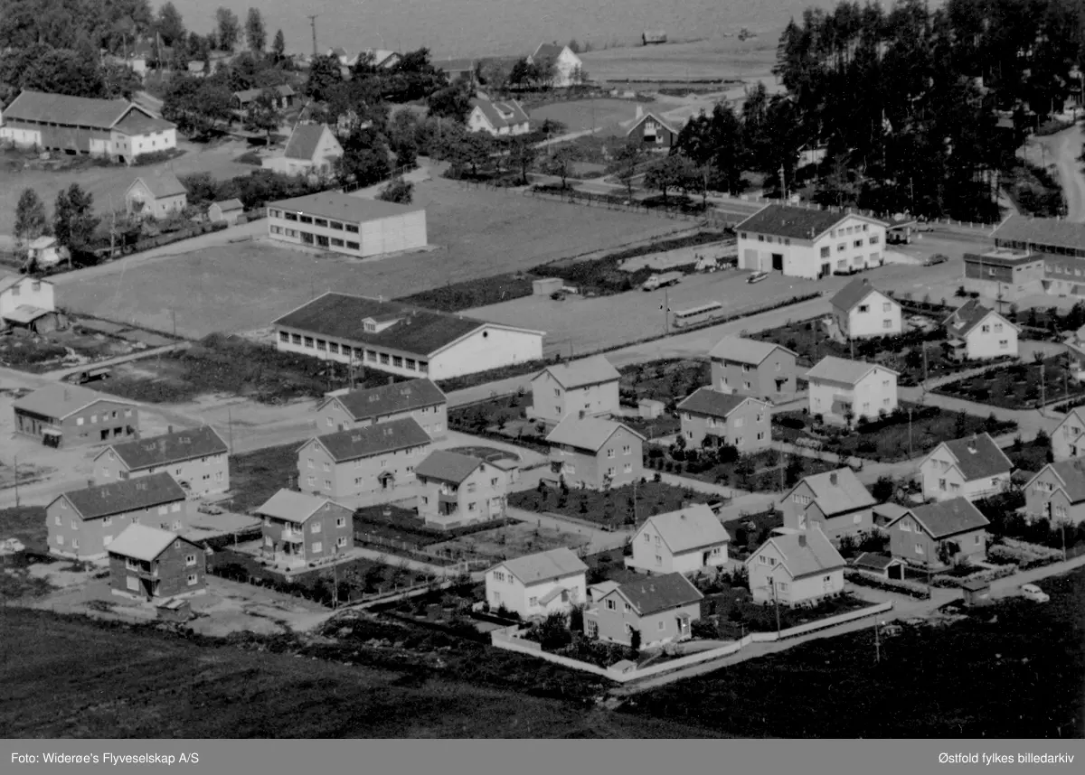 Oversiktsbilde fra Glombuss på Valaskjold 1962 i Tune.