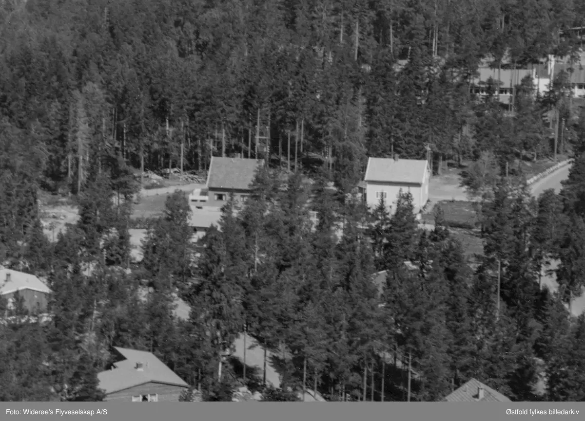 Oversiktsbilde over Haraldstad i Tune i 1962. Forsamlingslokale øverst i venstre hjørne?