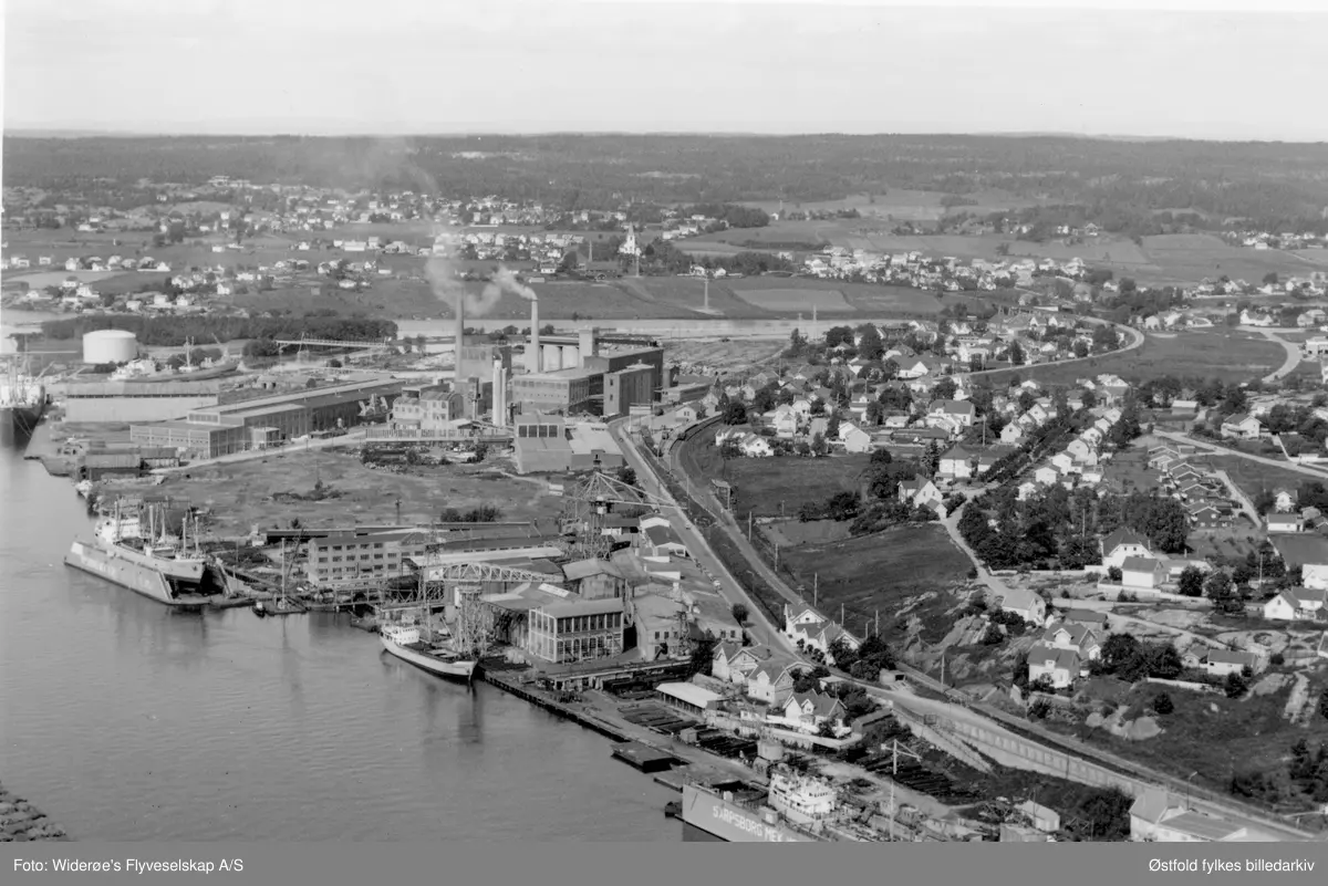 Oversiktsbilde over boligområde med Greåker Cellulosefabrikk og Glomma på Greåker i Tune i 1962.