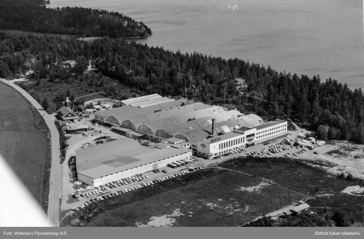 Oversiktsbilde fra Tunevannet i Tune 1962. K.Pettersens Sønner A/S. 

Fabrikken startet i 1930, startet produksjon av elektriske komfyrer i 1939.