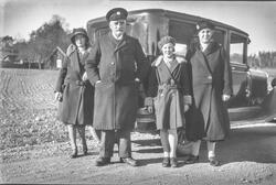 På tur med taxi i Linköping.  Från vänster i bild: Anna-Greta, Taxichauffören, Brita och Ada Nordqvist