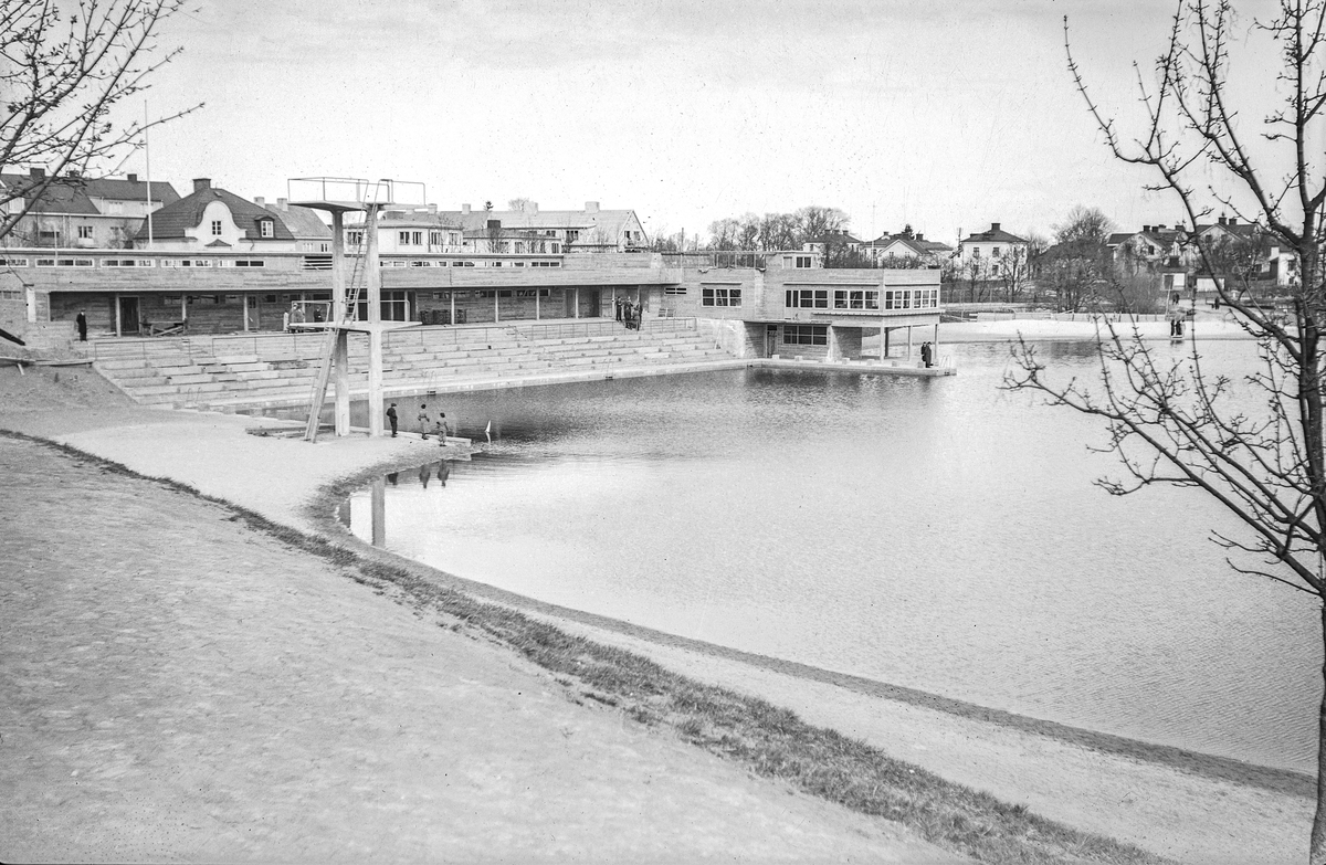 Tinnerbäcksbadet är nästintill färdigbyggt, men inte färdigmålat. 

Om Tinnis:
Tinnerbäcksbadet i Linköping, även känt som Tinnis. Det invigdes i juni 1938 och var då det första utomhusbadet i Sverige med en 50-metersbassäng. Anläggningen är unik då den är byggd i en bäckravin och inkluderar en stor badsjö. Badet har genom åren varit en populär plats för rekreation och idrott, och har även använts för bland annat bandy. 
