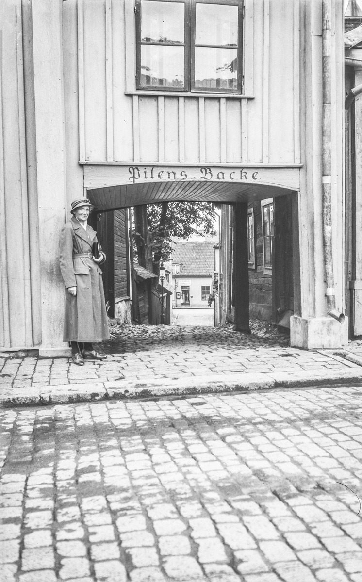 Pilens Backe i Linköping.
Om Pilens backe:
Pilens backe är en välkänd gränd i Linköping, ursprungligen kallad Skogens gränd, som sedan 1887 fått namnet Pilens backe. Namnet härstammar från kopparslagaren Per Daniel Pihl, som bodde och verkade i området. Enligt traditionen ska han ha åkt kälke utför backen vid ett tillfälle, möjligen 1813.
Pilens backe går genom en gård vid Storgatan 64 och har sin norra ände genom ett portvalv sedan omkring 1775. Miljön i Pilens backe, inklusive Lönnbergska gården där Strömmers fläskkorv serverades, flyttades till friluftsmuseet Gamla Linköping under 1950-talet.