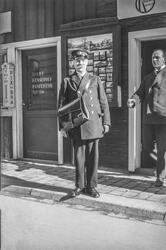 Brevbärare och August Nordqvist på Apotekaregatan 7, utanför Nordqvists fotoaffär.