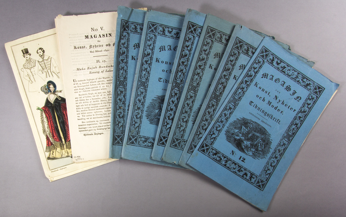 Tidskrifter, 6 st med lösblad, "Magasin för konst, nyheter och moder" utgiven av Fredrik Boye och tryckt hos C. Deleen i Stockholm 1841.

Vikt och skuren i löst blått och tryckt omslag.