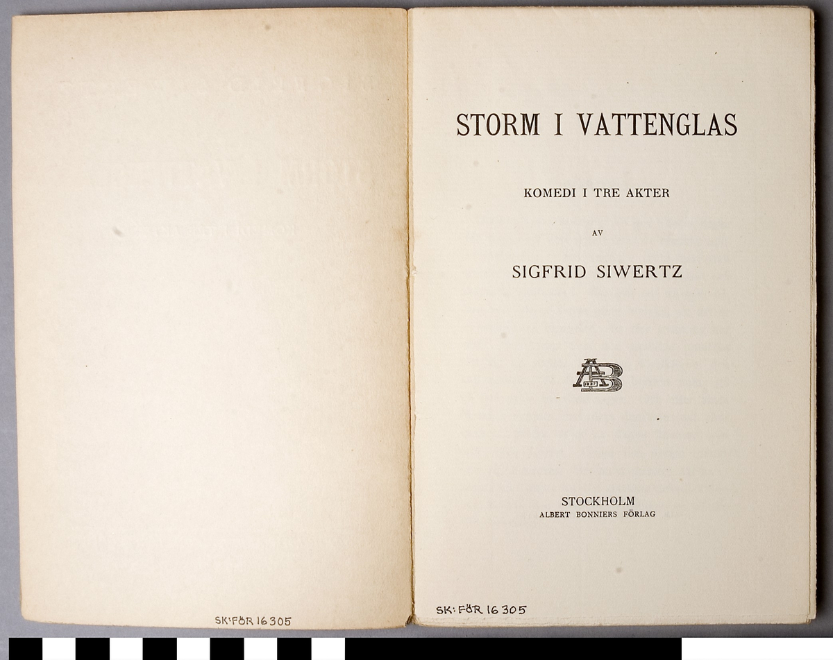 Bok, i pappersband. Fram- och baksida av tunn kartong, beige, med tryck i svart och rött: SIGFRID SIWERTZ STORM I VATTENGLAS KOMEDI I TRE AKTER,  tryckeri och ort samt priset, 3:75. 116 sidor ej uppskurna.