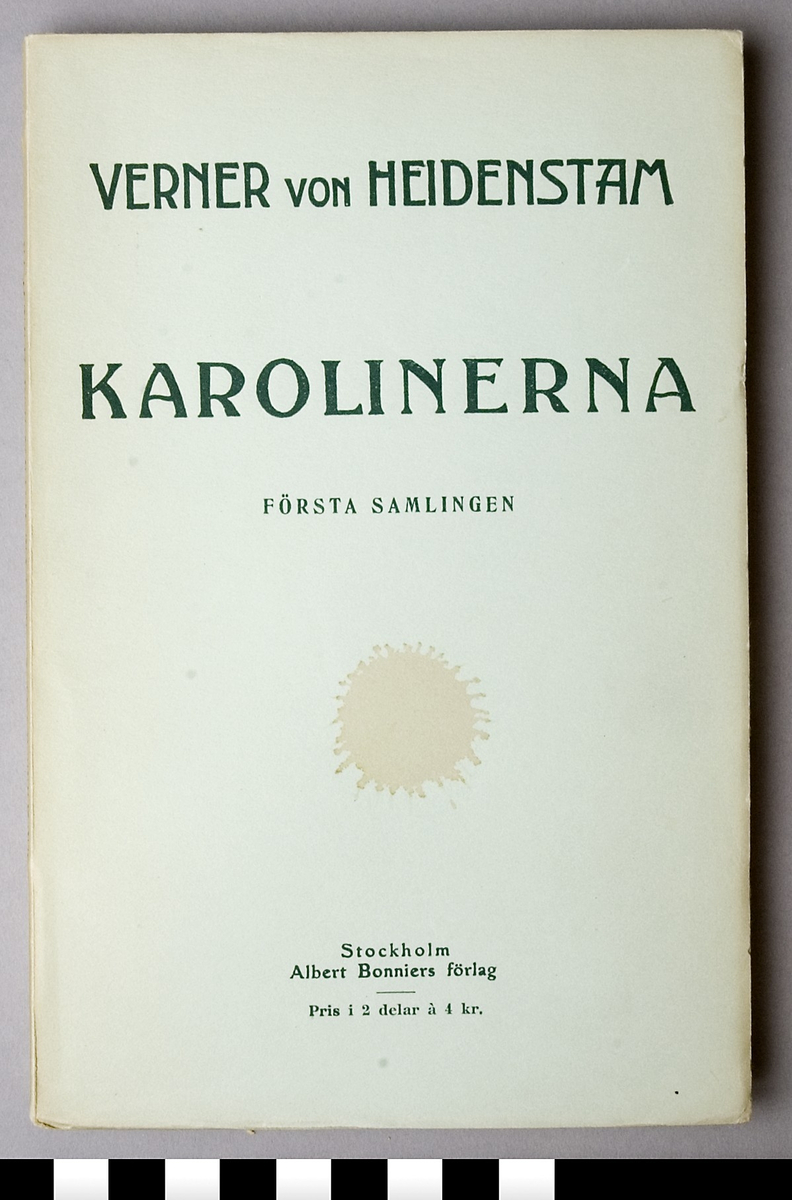 Bok, häftad i ljusgrön tunn kartong, med titeln tryckt på frampärmen: VERNER VON HEIDENSTAM KAROLINERNA FÖRSTA SAMLINGEN  eller ANDRA SAMLINGEN. A på 249 sidor och B 257. Namnteckning: Carin eller May-Cari Lister.