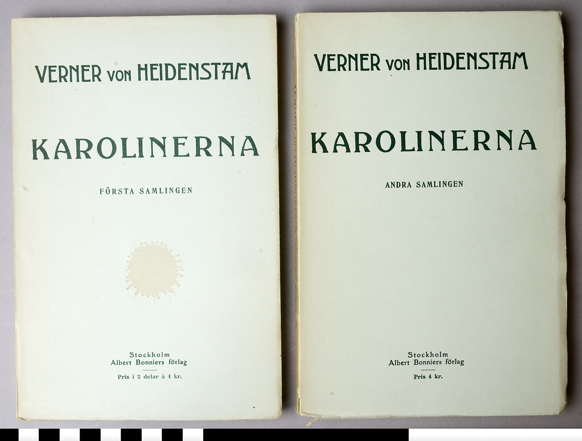 Bok, häftad i ljusgrön tunn kartong, med titeln tryckt på frampärmen: VERNER VON HEIDENSTAM KAROLINERNA FÖRSTA SAMLINGEN  eller ANDRA SAMLINGEN. A på 249 sidor och B 257. Namnteckning: Carin eller May-Cari Lister.