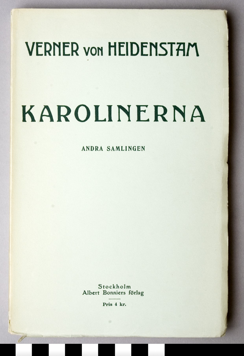 Bok, häftad i ljusgrön tunn kartong, med titeln tryckt på frampärmen: VERNER VON HEIDENSTAM KAROLINERNA FÖRSTA SAMLINGEN  eller ANDRA SAMLINGEN. A på 249 sidor och B 257. Namnteckning: Carin eller May-Cari Lister.